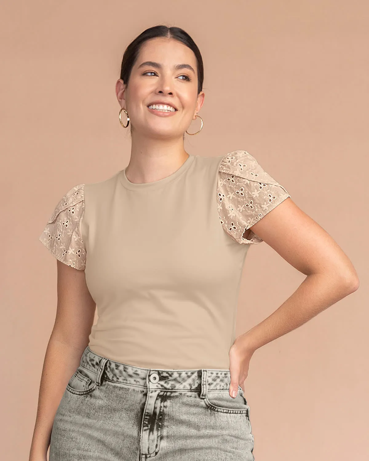 Camiseta con mangas en ojalillo