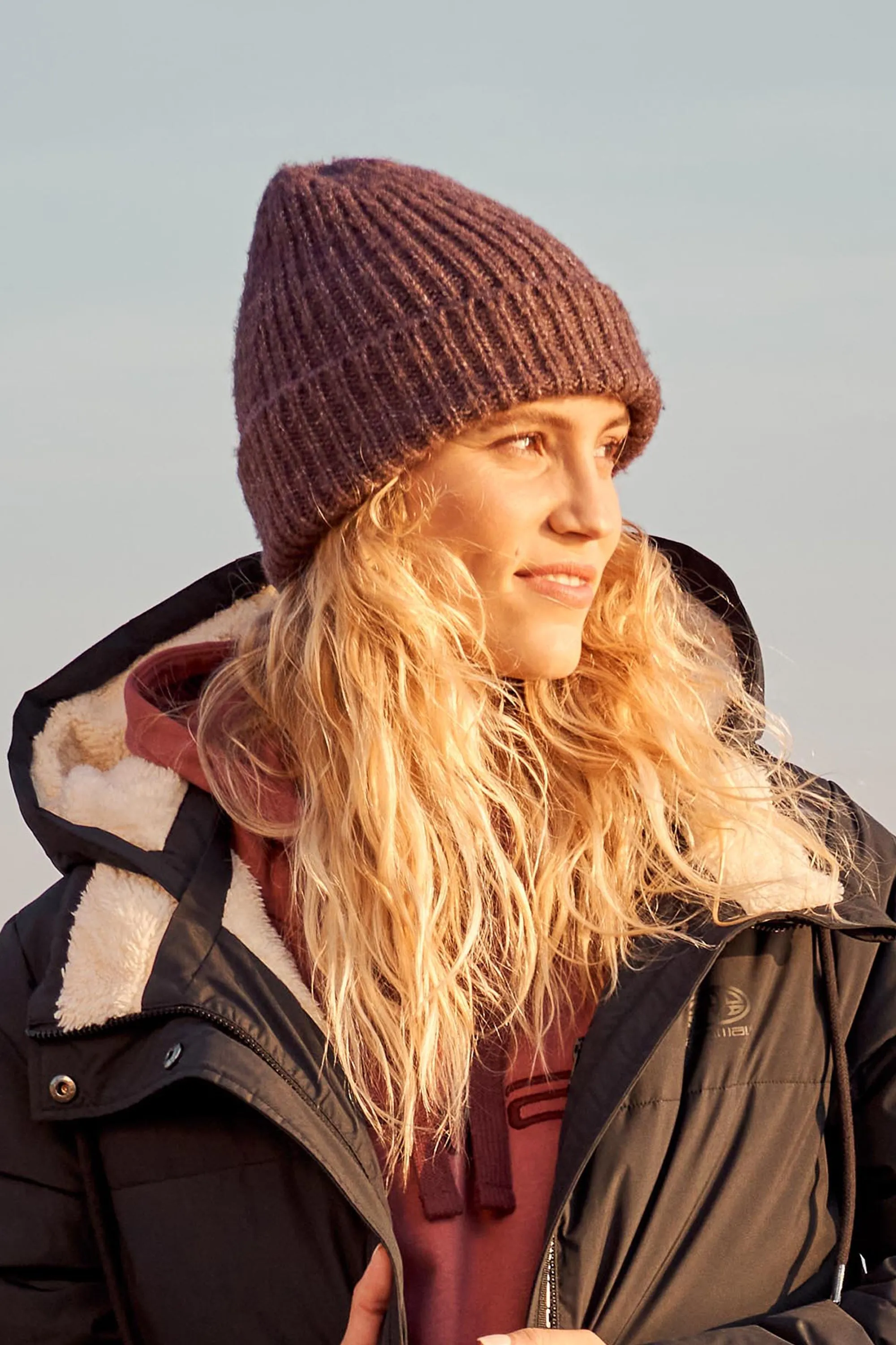 Codi gorro de punto de material reciclado para mujer