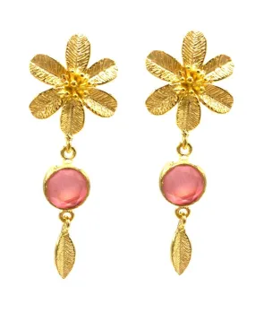 PENDIENTES LARGOS ROSAS CON FLOR Y PLUMA BAÑADAS EN ORO PARA FIESTAS DE VERANO