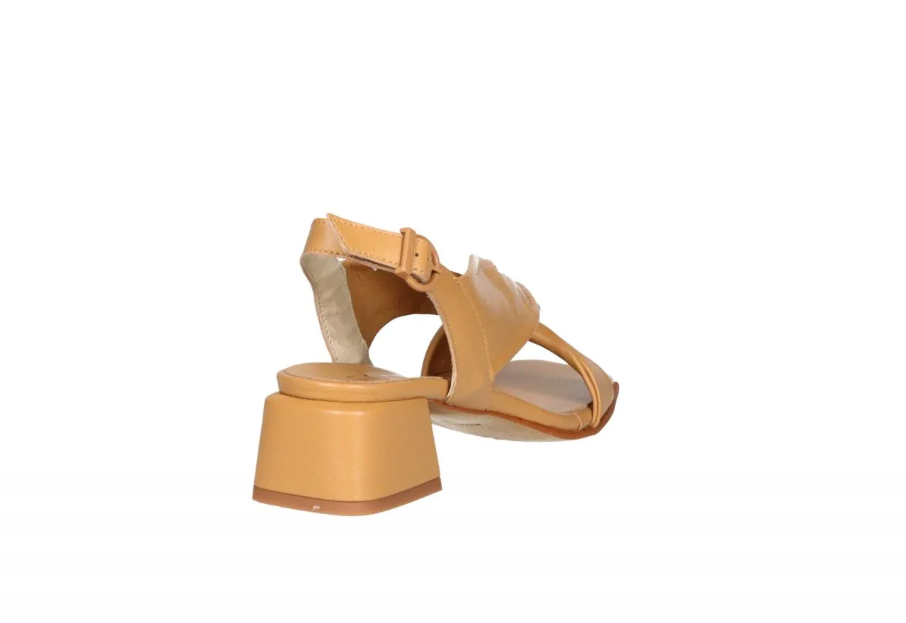 Sandalia Piel Camel Tiras Cruzadas Tacon Medio